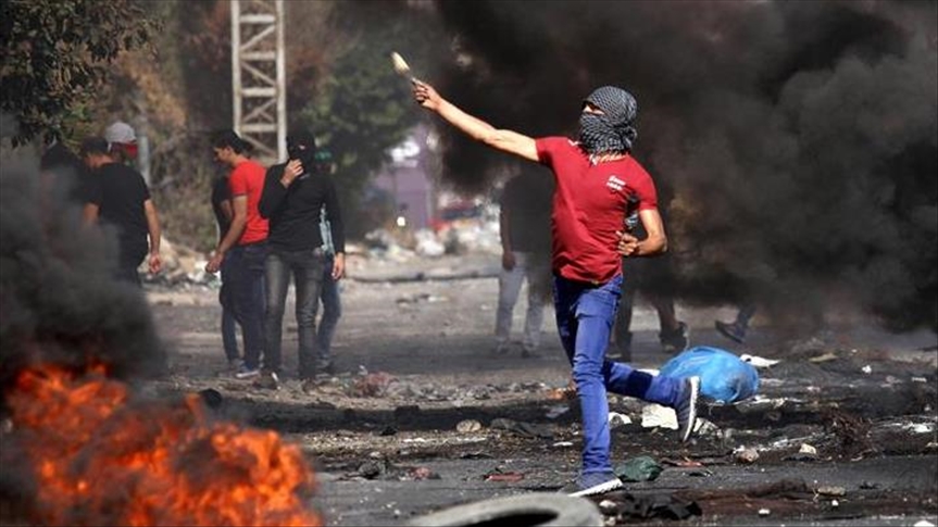 فلسطينيون يحرقون مركبة إسرائيلية قرب رام الله