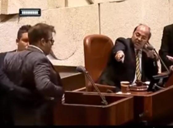 بالفيديو  ..  احمد الطيبي يطرد عضو الكنيست الاسرائيلي حازان 