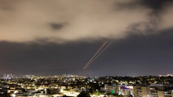 تفاصيل رد إيراني على (إسرائيل) استمر 5 ساعات ..  هجوم مباشر غير مسبوق بمسيرات وصواريخ