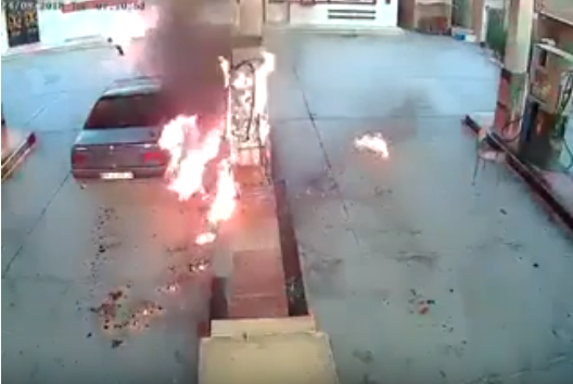 بالفيديو ..  احتراق شخص ومركبة داخل محطة وقود لعدم اطفاء محرك السيارة 