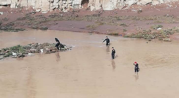 العثور على جثة الفتاة الثانية التي جرفتها السيول في مادبا ..  والبحث مستمر عن مفقود البلقاء