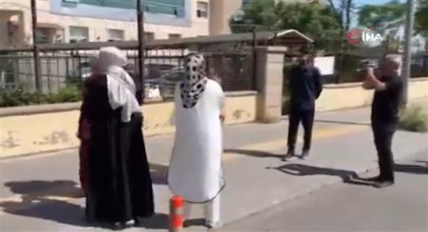 بالرقص والموسيقى ..  زوجان يحتفلان بالطلاق بعد علاقة ربع قرن 