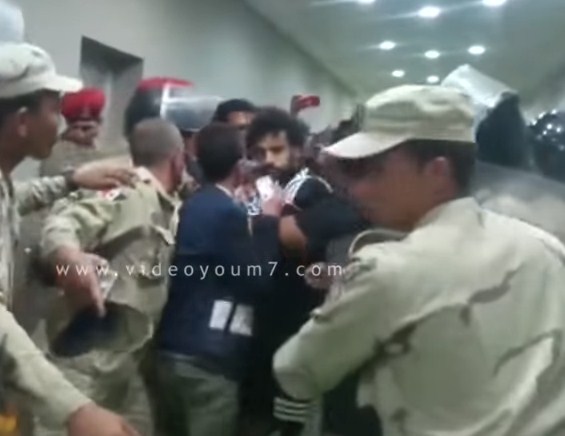 بالفيديو  ..  تدخل أمني لإنقاذ الموقف ..  مصريون يحاصرون منزل محمد صلاح  