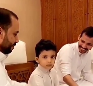 بالفيديو ..  رد فعل مضحك لطفل بسبب مزاح عائلته