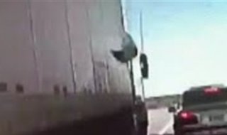 بالفيديو ..  شرطي ينجو من الموت بأعجوبة بعد اصطدامه بشاحنة