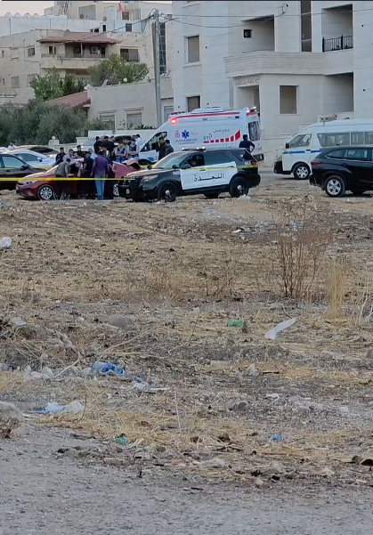 بالفيديو العثور على جثة شخص مصاب بعيار ناري داخل مركبة جنوب إربد
