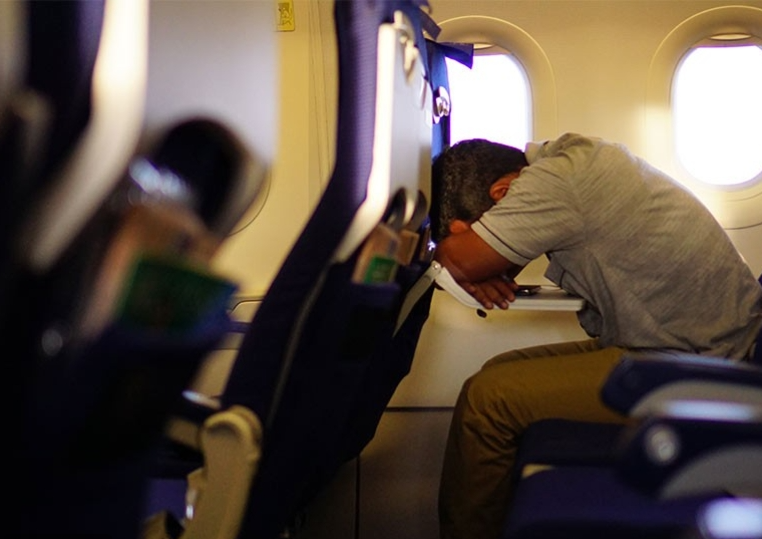 حقائق وتوصيات لتحسين النوم في الطائرات