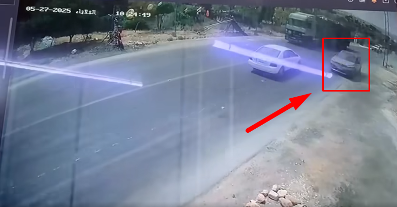 بالفيديو ..  "كادت تتسبب بكارثة" ..  سيارة تسير بعكس الاتجاه بسرعة جنونية 