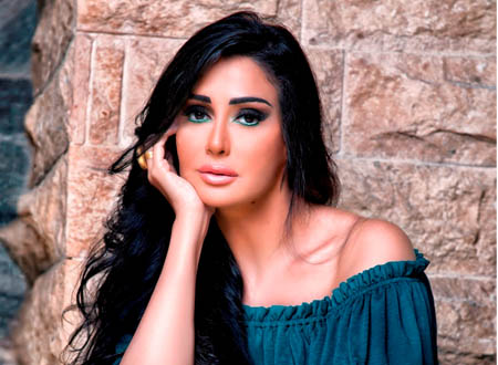 غادة عبدالرازق تدافع عن واقعة حذاء شيرين عبدالوهاب: لا تعتذري لأحد