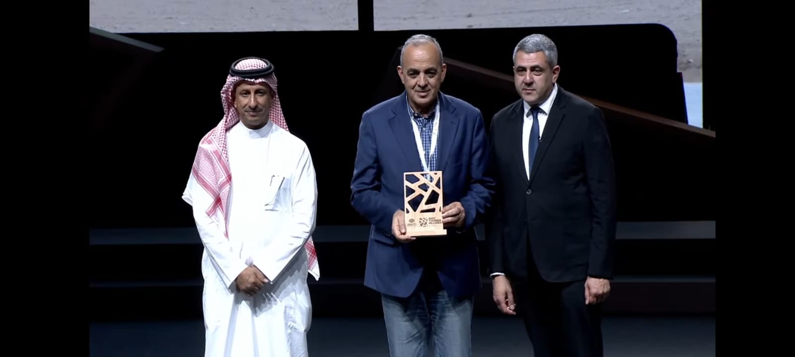 حجازين يتسلم درع جائزة اختيار قرية ام قيس ضمن افضل القرى السياحية في العالم 
