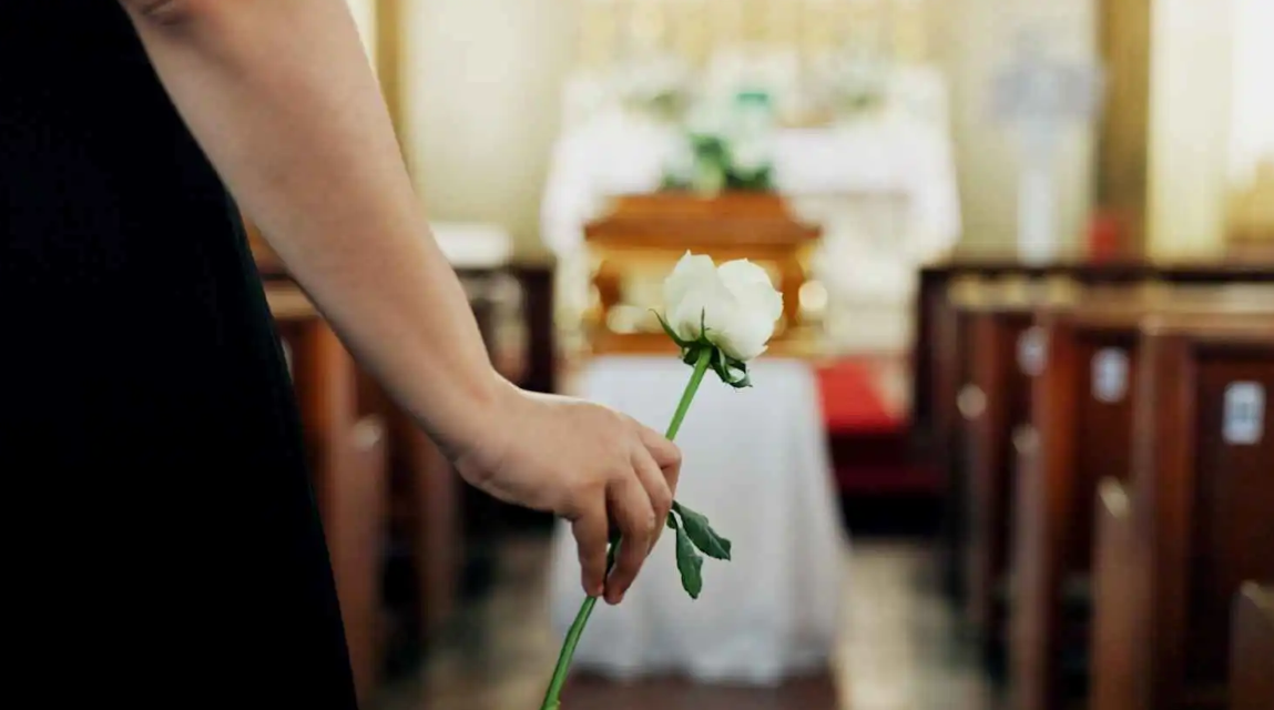 ماذا يعني السير في جنازة شخص حيّ وعلاقته بالبدايات؟