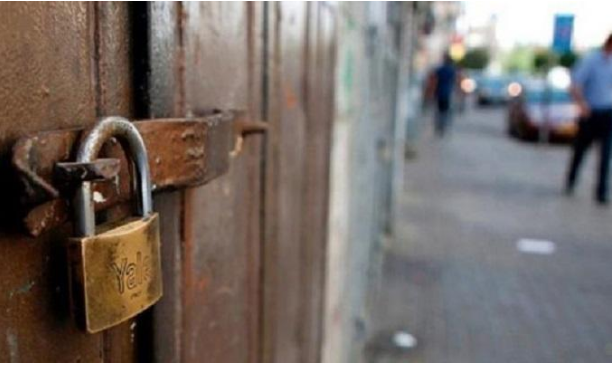 إيقاف منشآت وإتلاف مواد غذائية بالزرقاء