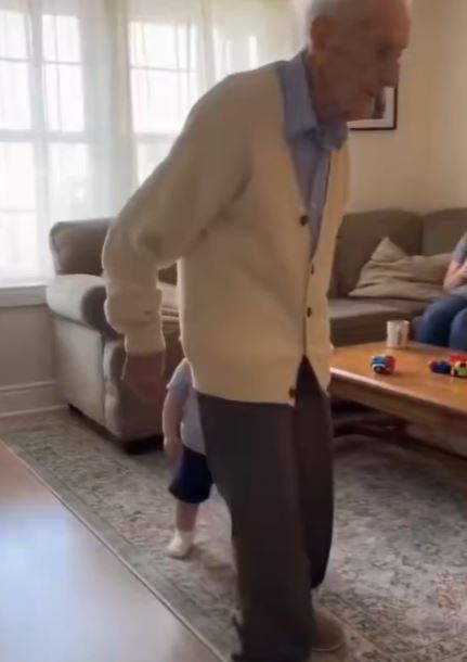 الحفيد يقلد الجد في مشيته  ..  فيديو