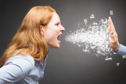 عصبية زوجتي وظلمها دفعت ابني لترك المنزل، فكيف أتصرف؟
