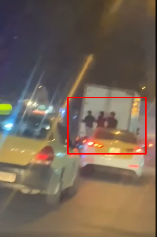 فيديو خطير لثلاثة أطفال يتشبثون بمركبة نقل وسط شارع رئيسي في عمّان 