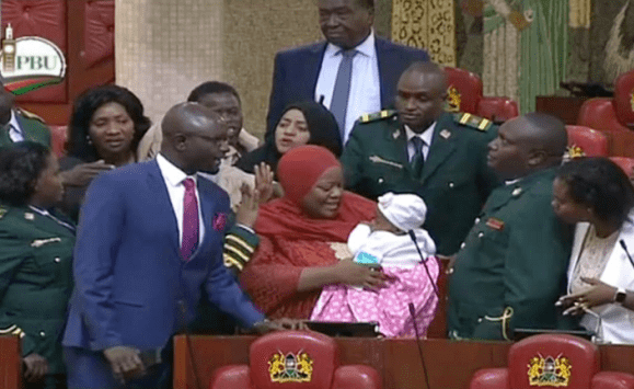 طرد نائبة كينية من البرلمان بسبب اصطحابها  طفلها البالغ 5 اشهر 