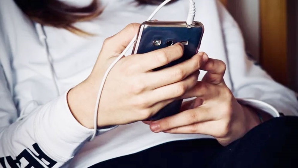 الاستخدام المفرط للهاتف المحمول يسرّع ظهور الذقن المزدوج والتجاعيد