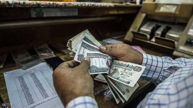 المصريون بين أكثر 10 جنسيات تحول نقودا إلى بلادها