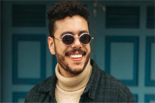 بسبب الضغط النفسي ..  إصابة بلوجر شهير بالتأتأة