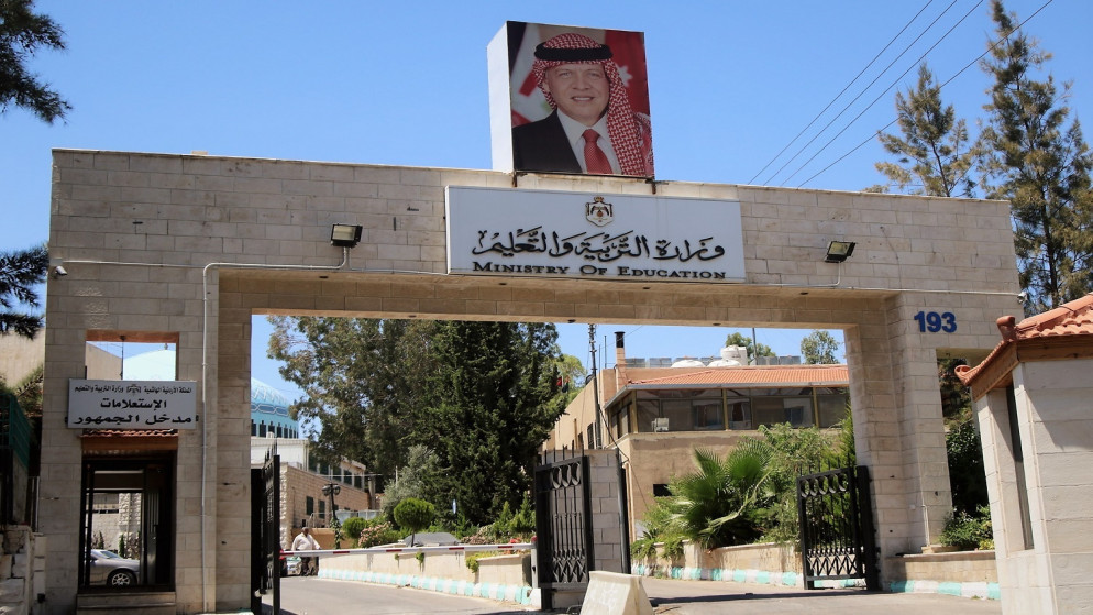 متقاعد تربية يناشد وزير التربية ورئيس الديوان تأمين فرصة عمل لإحدى بناته