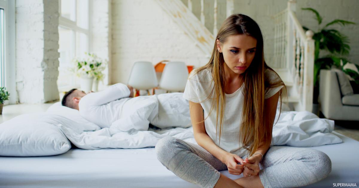 تزوجت سراً وزوجي لا يهتم بي ولا يشاركني شيئاً، فما الحل؟