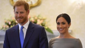 العائلة المالكة البريطانية تدرس منع الأمير هاري وزوجته من استخدام كلمة ”ملكي“‎