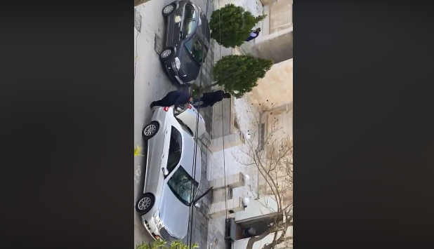 بالفيديو  ..  سيارات حكومية تنقل الخضار للمسؤولين ومواطنون: "حلال على بلابله الدوح حرام على الطير من كل جنس"