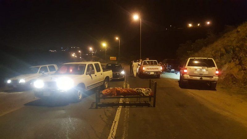  فيديو مرعب ..  العثور على جثة مربوطة بسرير في منتصف طريق أبها في السعودية 