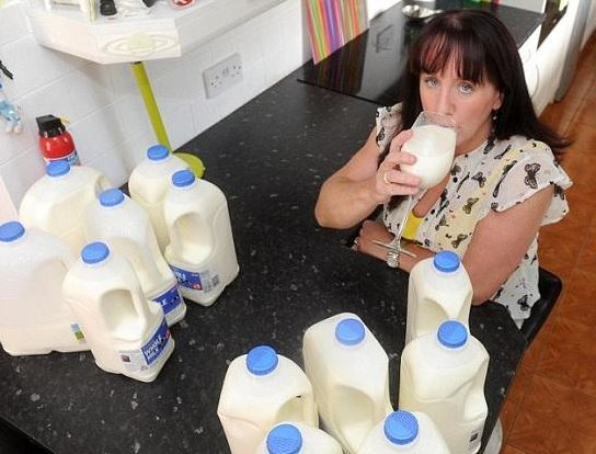 صور .. بريطانيَّة مدمنة على الحليب ولا تحبِّذ طعم الماء
