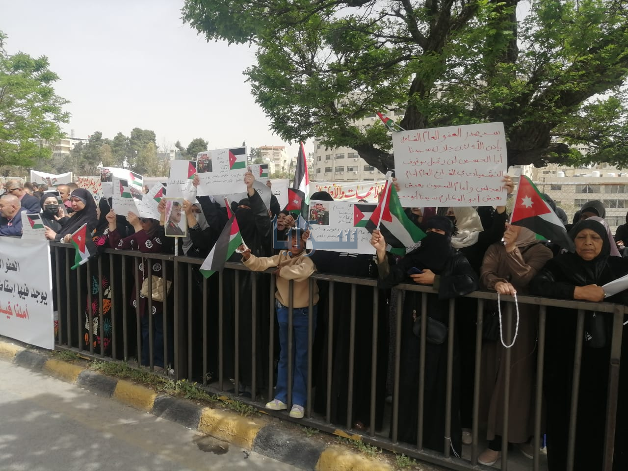 بالفيديو والصور   ..  وقفة امام مجلس النواب للمطالبة باصدار عفو عام شامل 
