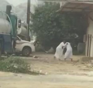بالفيديو ..  "شيبان" في السعودية يُدميان بعضهما في عراك عنيف