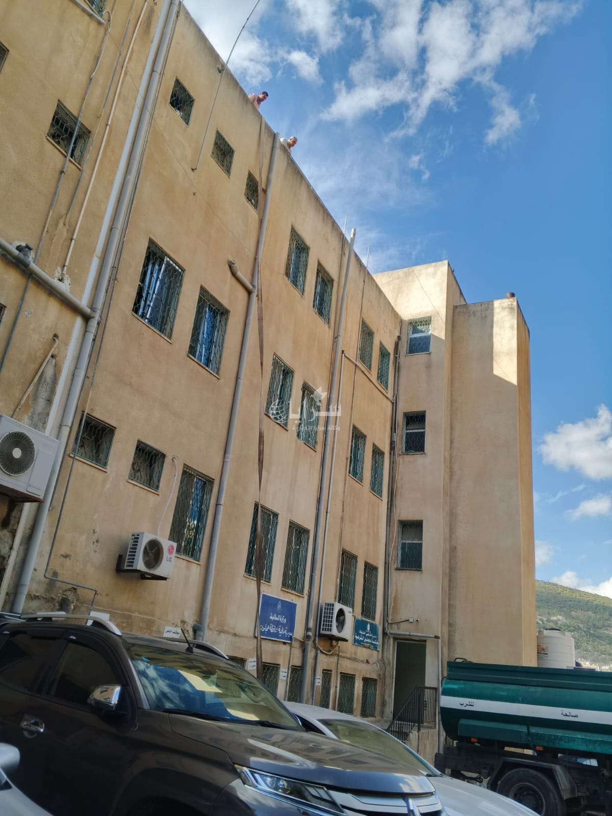 مواطنون يثنون على مدير مالية عجلون لتعبئة خزانات المياه على سطح المبنى  ..  صور 