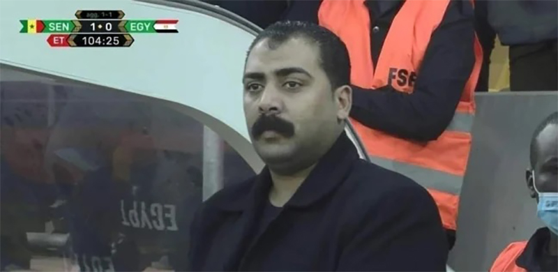 من هو الشخص الذي أثار رواد السوشيال في مباراة مصر والسنغال؟