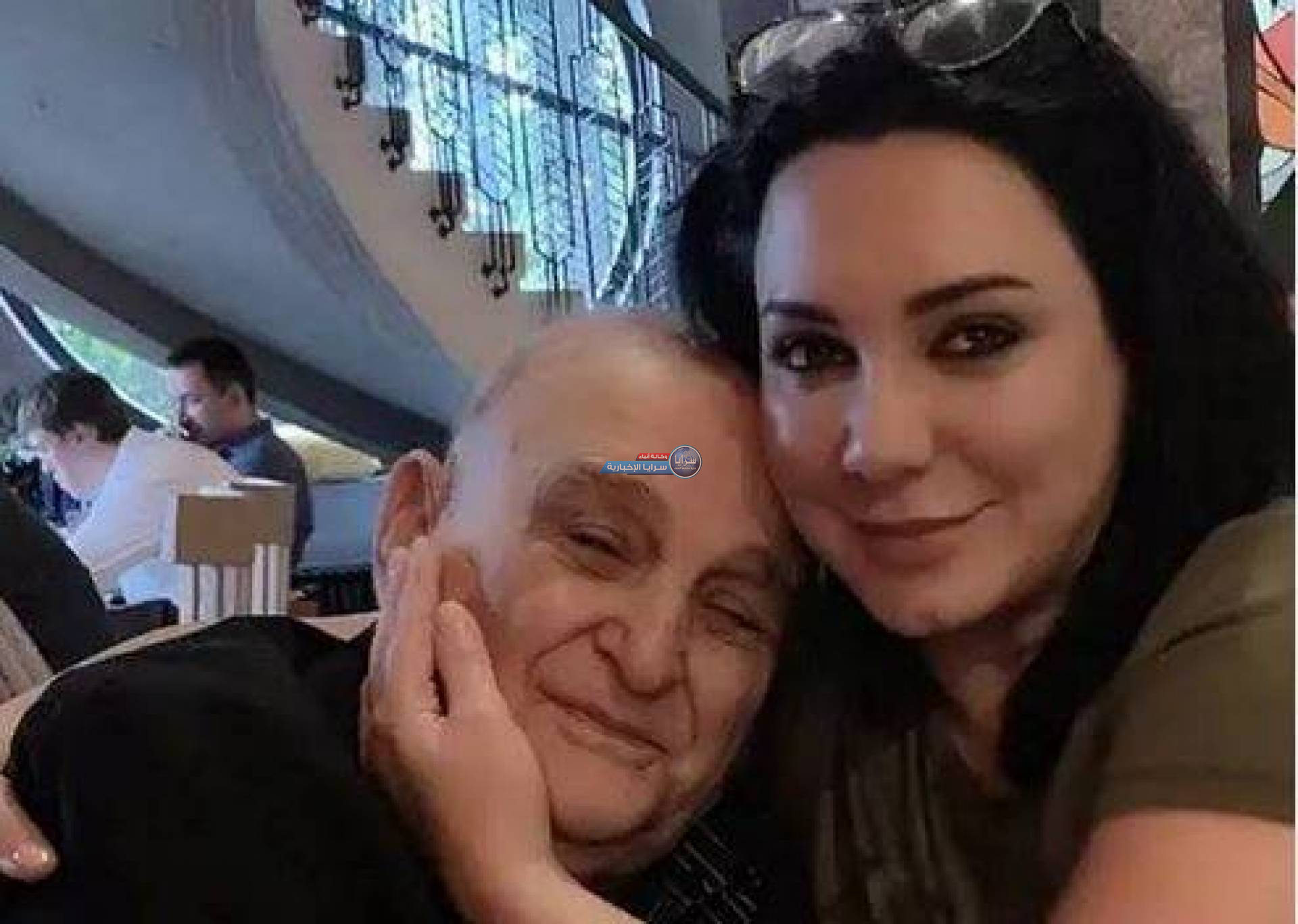 بالفيديو والصور  ..  سلاف فواخرجي تنهار في عزاء والدها بحضور نجوم سوريا