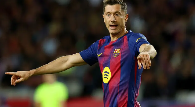 ليفاندوفسكي يعترف: برشلونة طلب مني التوقف عن تسجيل الأهداف