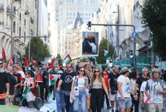 "إسرائيل" تهاجم رئيس الوزراء الإسباني بعد تظاهرات مؤيدة لغزة