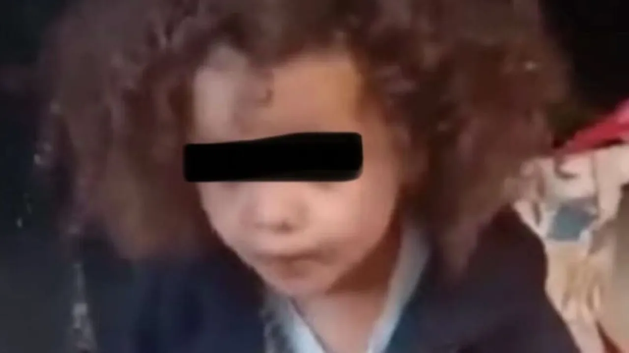 طفلة تُلقى في الشارع مع شنطة ألعابها ..  مقطع يصدم المصريين