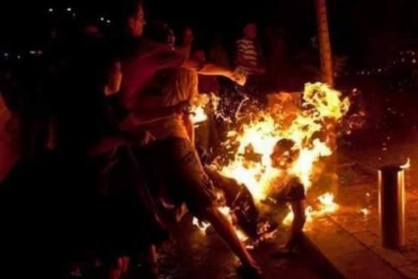 محدث : "شاب" يحرق نفسه جنوب قطاع غزة  .. صورة