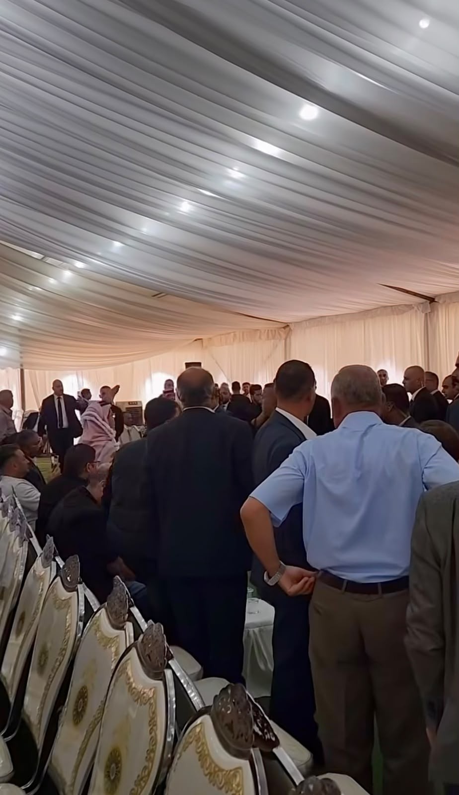 طفل يستقبل الملك عبدالله الثاني بحفاوة خلال تقديم جلالته واجب العزاء بضحايا أحداث الكرك .. فيديو 