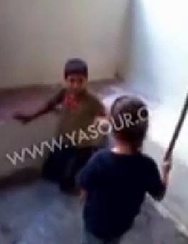 فيديو  ..  أب يحرض ابنائه على تعذيب طفل سوري لاجئ 