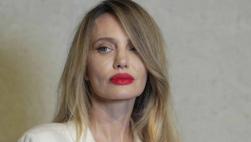 أنجلينا جولي بملامح "غريبة" ..  هل خضعت لتجميل سري؟ (فيديو)  