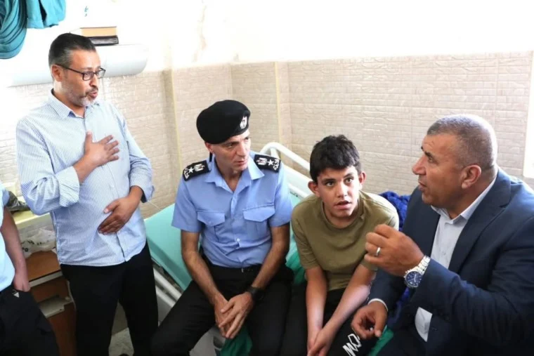 بعد تعذيبه على يد أعمامه ..  محمود عباس يثني على شجاعة الطفل الفلسطيني عبد الله النجار