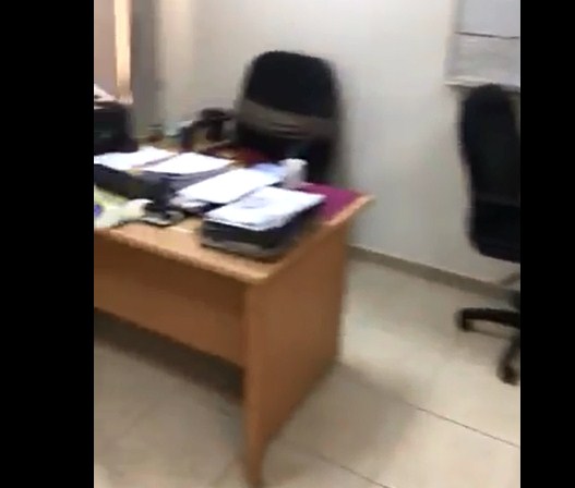 بالفيديو  .. مكاتب خاوية على عروشها بهيئة تنظيم قطاع الاتصالات و الموظفون " انتهى الدوام"