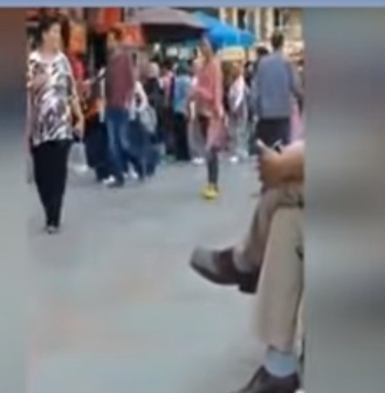 فيديو صادم  ..  فتاة مصرية تتحرش بالشبان في الشارع العام 