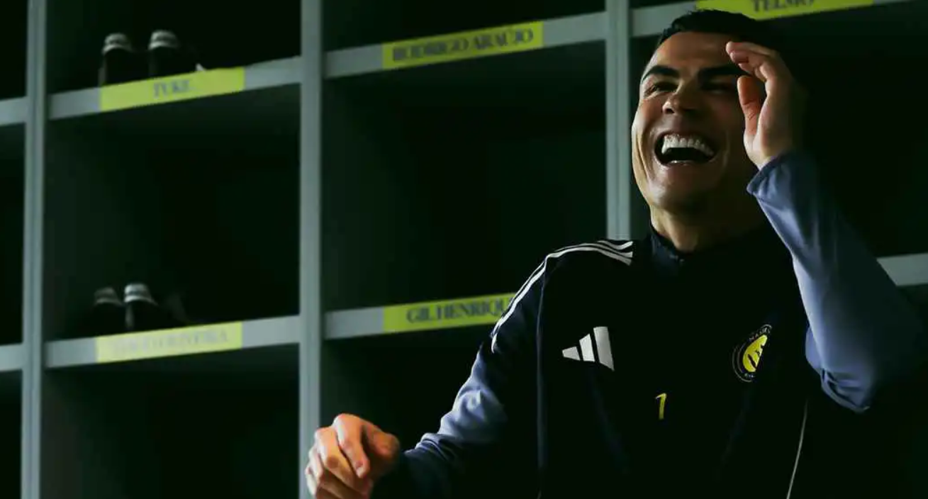 باللون الأحمر ..  كريستيانو رونالدو يكشف عن حذائه الجديد