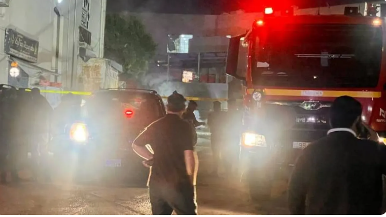 الدفاع المدني يتعامل مع شظايا جسم طائر سقط في أرض فارغة بأبو نصير