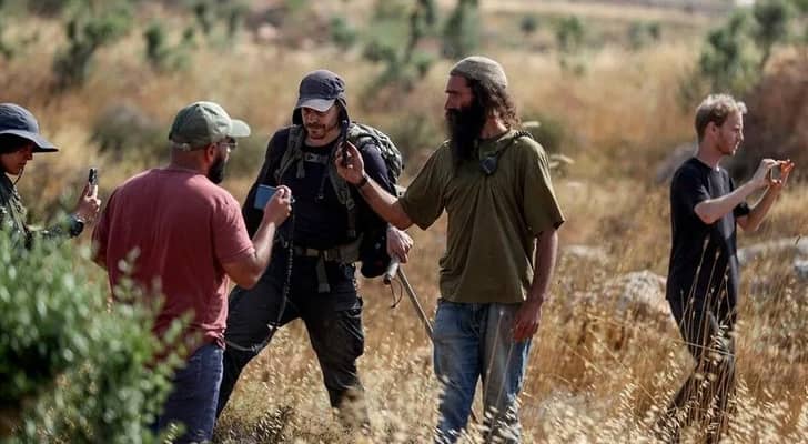مستوطنون يهاجمون قاطفي الزيتون في دير جرير شمال شرق رام الله