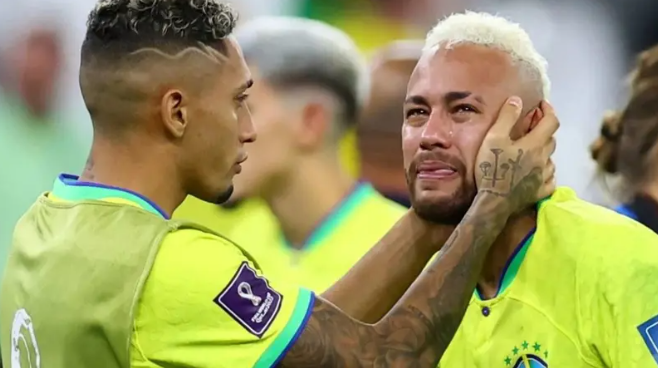 نجم البرازيل يهاجم نيمار: "دجاجة مذبوحة" في كأس العالم