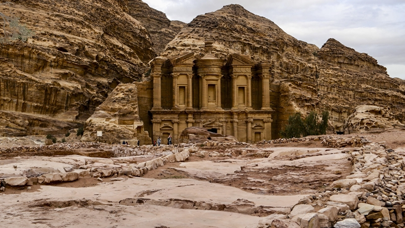 السياحة  ..  "نفط الأردنيين" رهين "كورونا" و سلالاته المتحورة