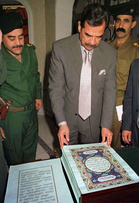 بالصور  ..  نسخة من القرآن كتبت بـ 27 لترا من دماء صدام حسين 